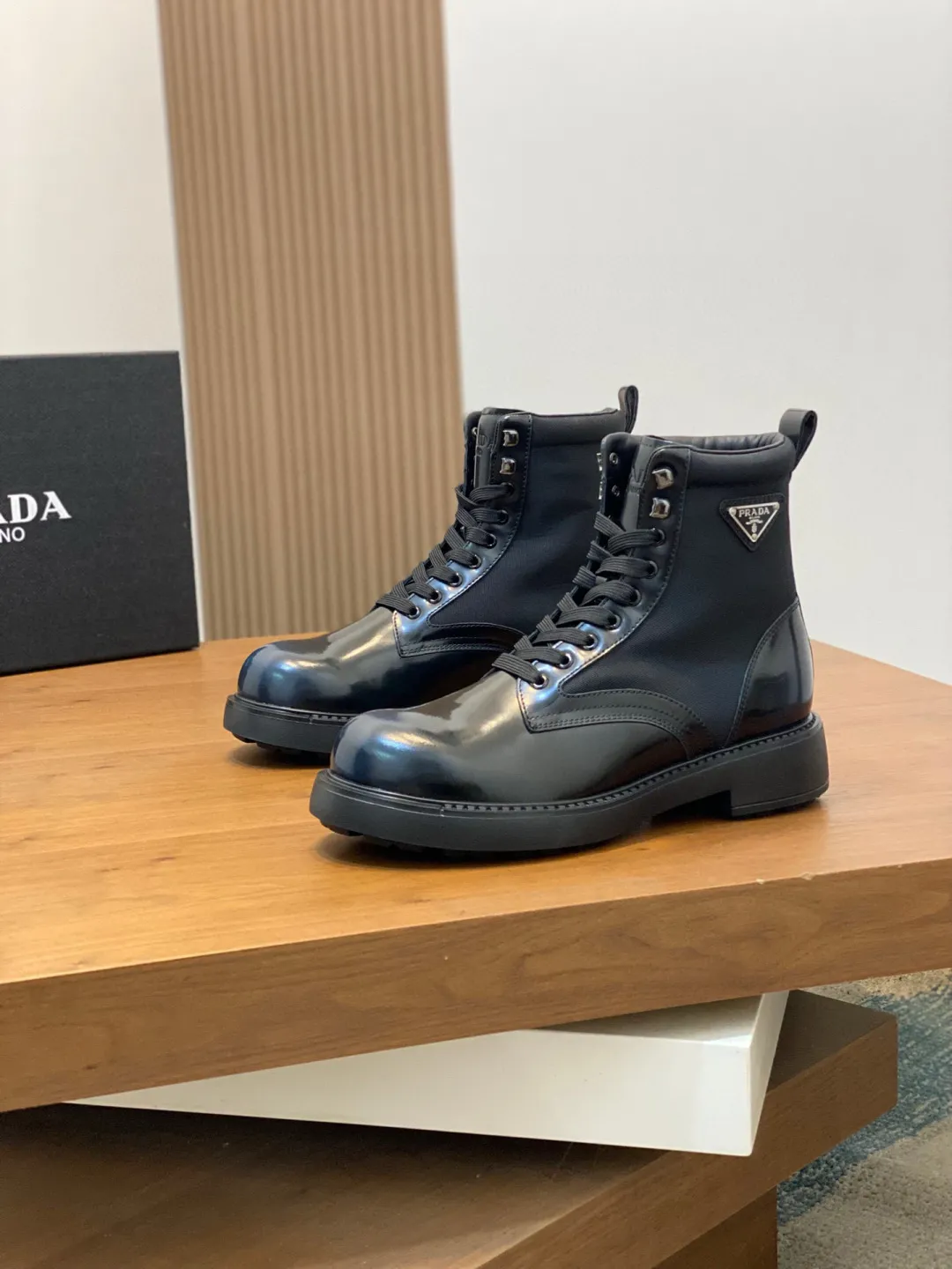 Men's shoes 💰940 PRADA men's latest ultra-light new short wool boots for autumn and winter, two-color blue nylon cowhide leather with eyelets and metal hooks, enameled triangle metal logo, 4m ultra-light serrations Ev a injection rubber concave and convex large particle snowflake pattern anti-slip soles very light and comfortable on the foot Urban modern military boot style design Men's model 39 40 41 42 43 44